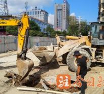 SM男捆绑看片高温下的坚守｜道路建设者用汗水铺就畅通路